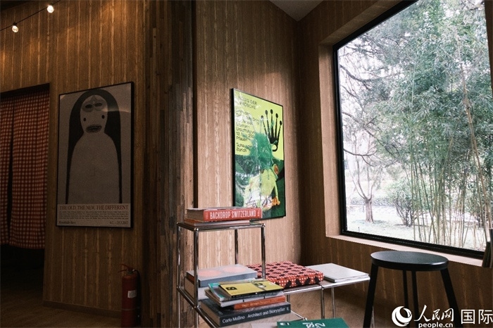 小木屋室內(nèi)一角體現(xiàn)出時(shí)尚簡(jiǎn)約的瑞士元素。人民網(wǎng) 實(shí)習(xí)生黃睿攝