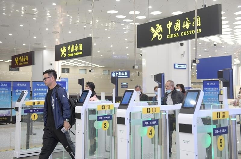 △2024年2月29日，旅客從橫琴口岸過關(guān)。