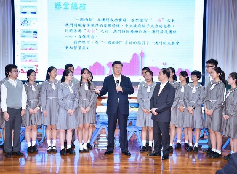 △2019年12月19日，在濠江中學附屬英才學校觀摩以“‘一國兩制’與澳門”為題的中國歷史公開課后，習近平主席走到學生中間即席發(fā)表重要講話。