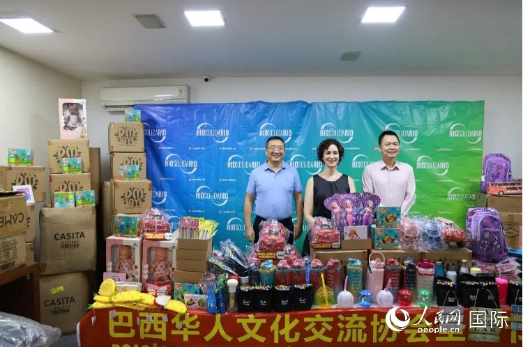 中國駐里約熱內(nèi)盧總領(lǐng)館副總領(lǐng)事王尉育（右）、里約慈善協(xié)會主席保拉·菲格雷多（中）、巴西華人文化交流協(xié)會主席上官建峰（左）出席捐贈活動并致辭。人民網(wǎng)記者 陳海琪攝