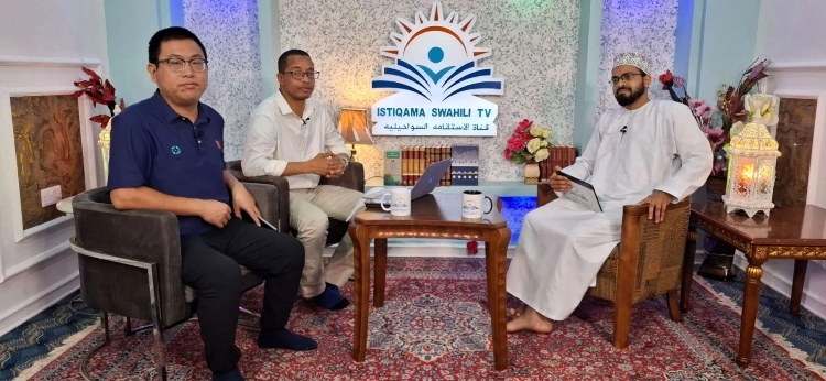 牛曉兵主任參與當(dāng)?shù)仉娨暸_(tái)訪談。中國(guó)援桑醫(yī)療隊(duì)供圖