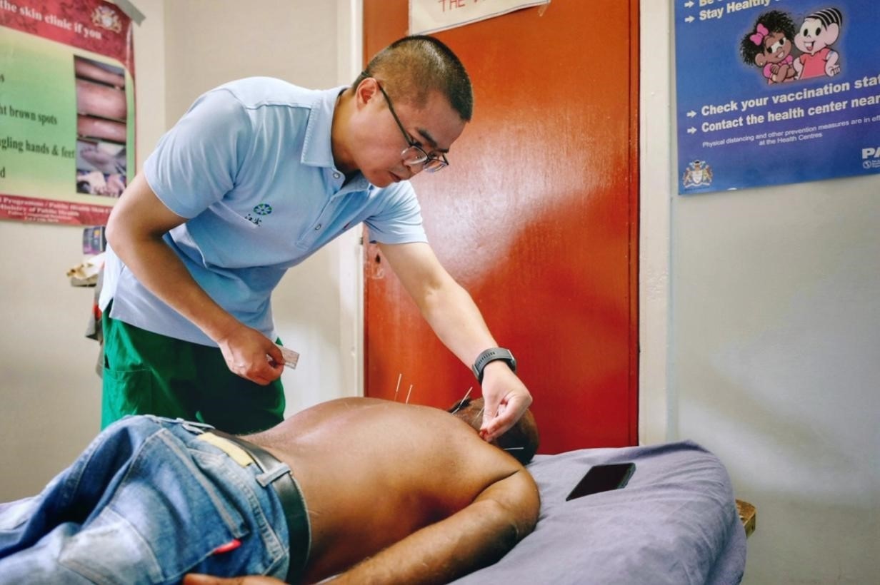 第20期中國(guó)（江蘇）援圭亞那醫(yī)療隊(duì)在圭偏遠(yuǎn)的林登高速社區(qū)開(kāi)展義診。中國(guó)援圭醫(yī)療隊(duì)供圖