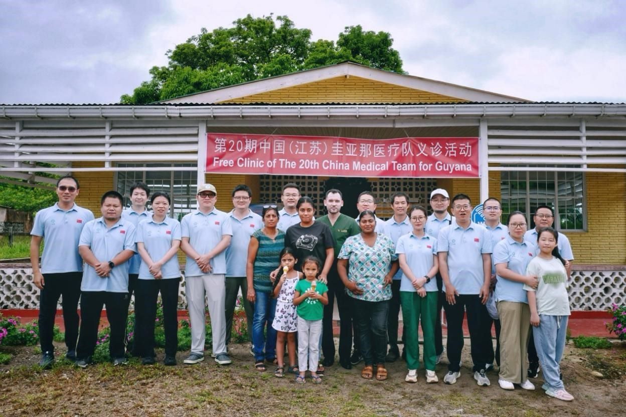 第20期中國(guó)（江蘇）援圭亞那醫(yī)療隊(duì)在圭偏遠(yuǎn)的林登高速社區(qū)開(kāi)展義診后，與部分當(dāng)?shù)鼐用窈嫌啊?中國(guó)援圭醫(yī)療隊(duì)供圖