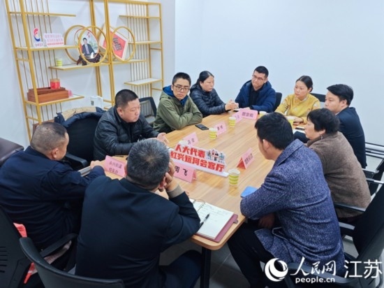 “紅興會客廳”，一場助企紓困協(xié)調(diào)會正在進(jìn)行。人民網(wǎng) 徐晨曦攝