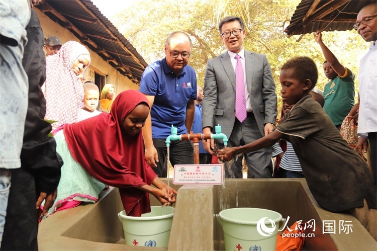 安全供水工程揭牌儀式現場。施亮攝