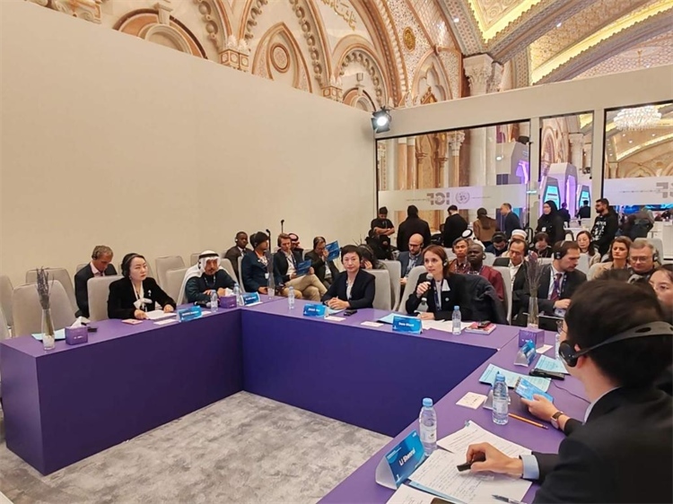 圖為與會代表圍繞主題進行發(fā)言討論。中國傳媒大學(xué)供圖。