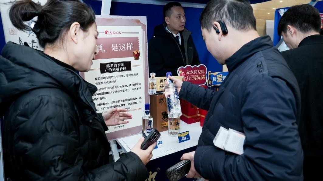 白酒展位負(fù)責(zé)人在為嘉賓介紹。張新攝