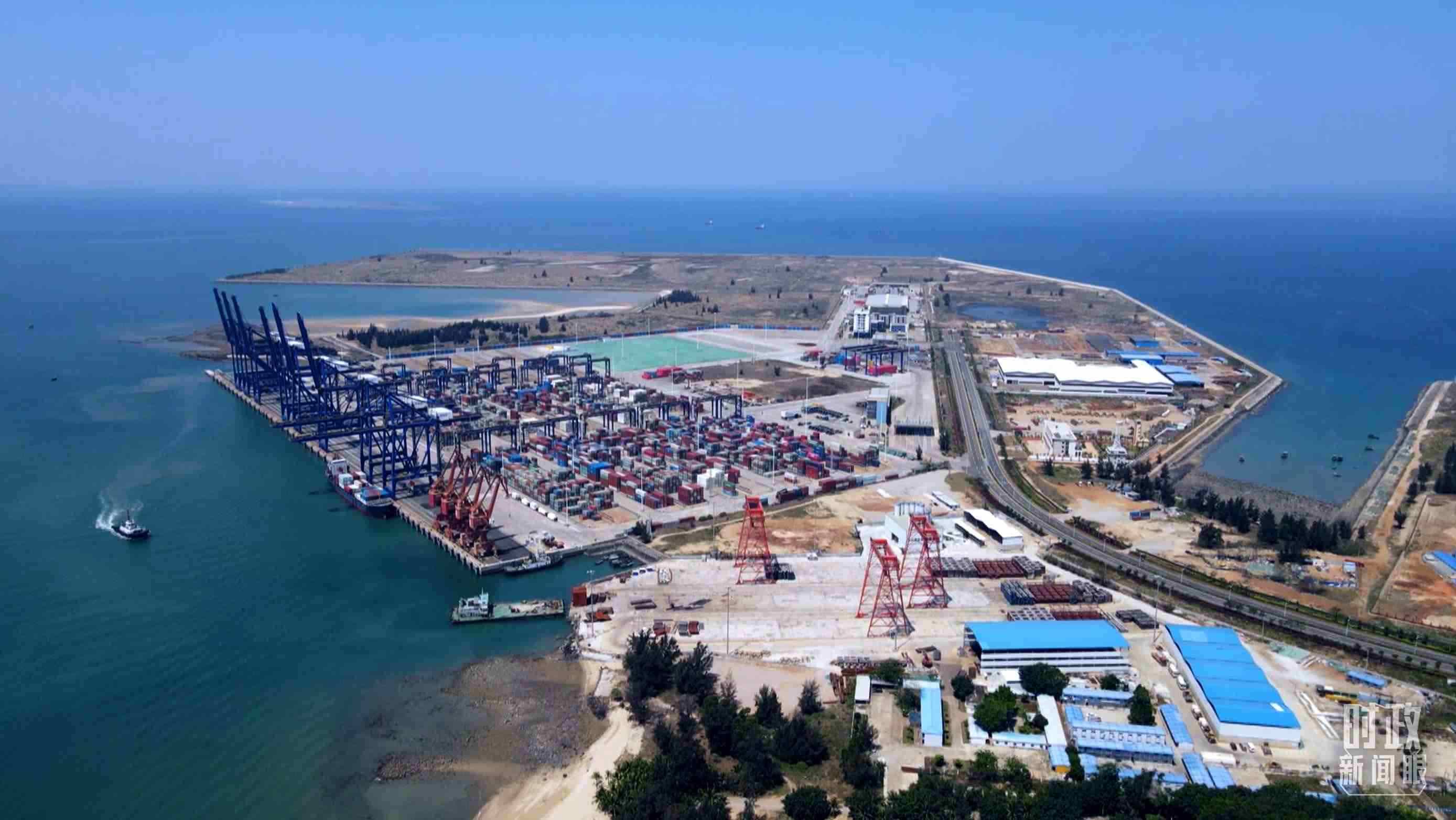 俯瞰海南洋浦港口。（總臺記者葉飛拍攝）