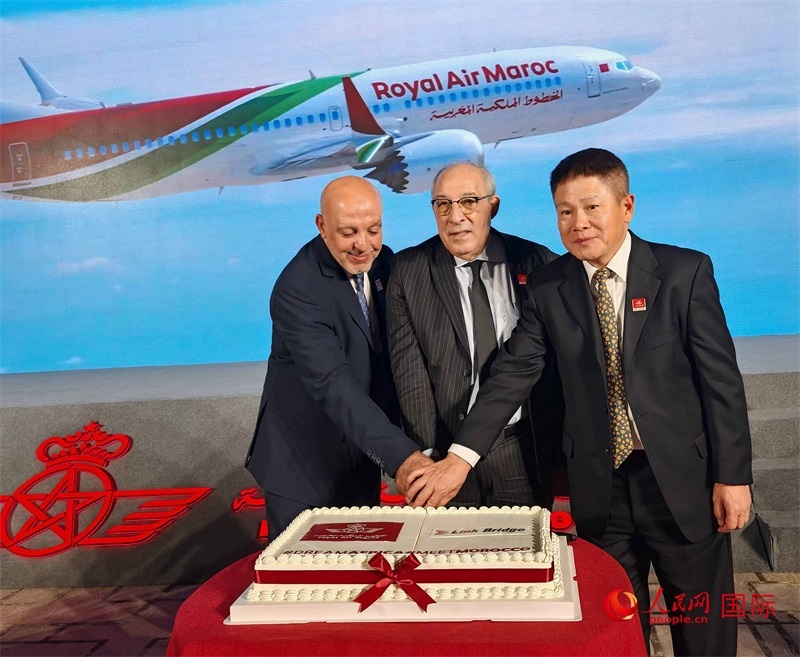 中摩雙方嘉賓共同切蛋糕，慶祝兩國(guó)直飛復(fù)航。人民網(wǎng)記者 李琰攝