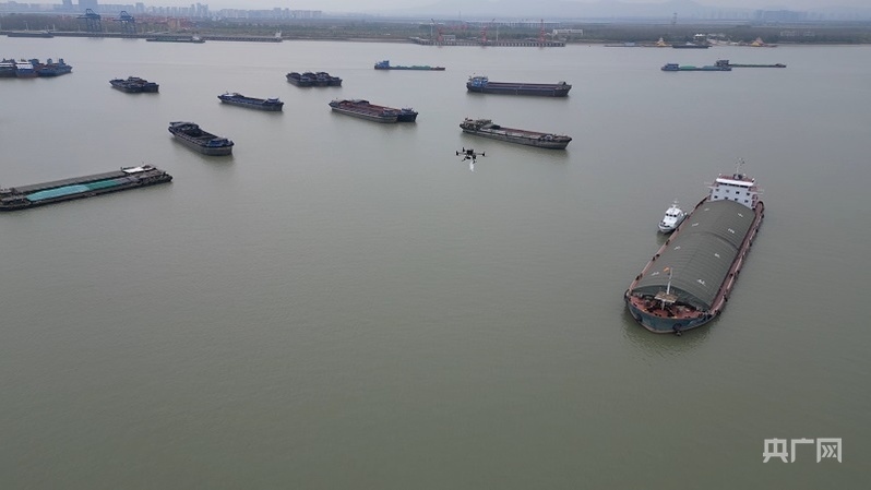 無人機(jī)在給長江船只送貨（央廣網(wǎng)發(fā) 劉劍忠 攝）