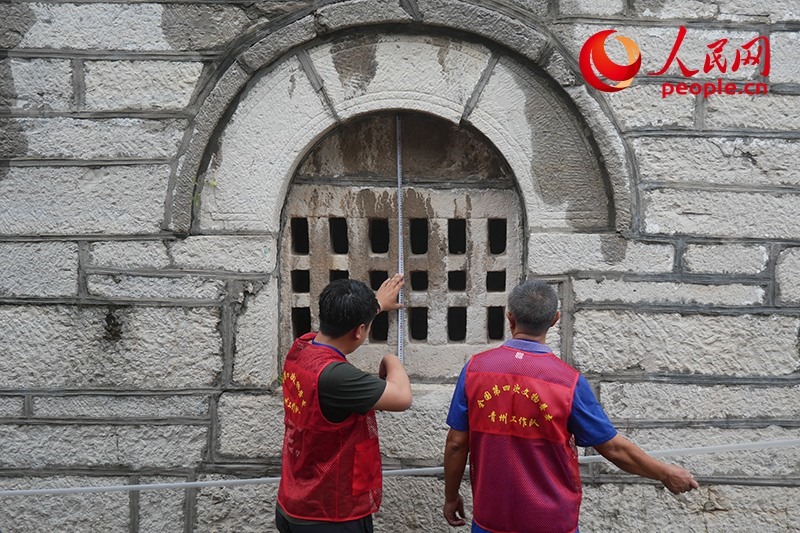 9月14日，山東青州，文物普查隊員正在實地調查。人民網(wǎng)記者 韋衍行攝