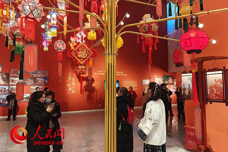 12月21日，觀眾正在參觀“過年——春節(jié)主題展”。人民網(wǎng)記者 韋衍行攝