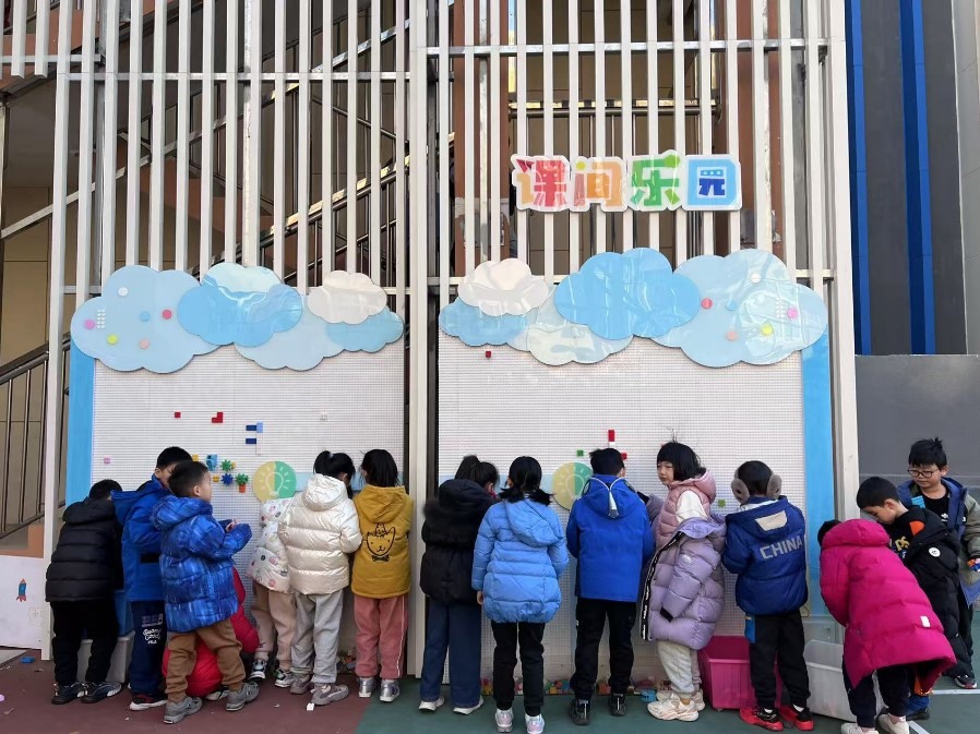 學生們在課間樂園玩拼圖。人民網(wǎng) 白炅攝