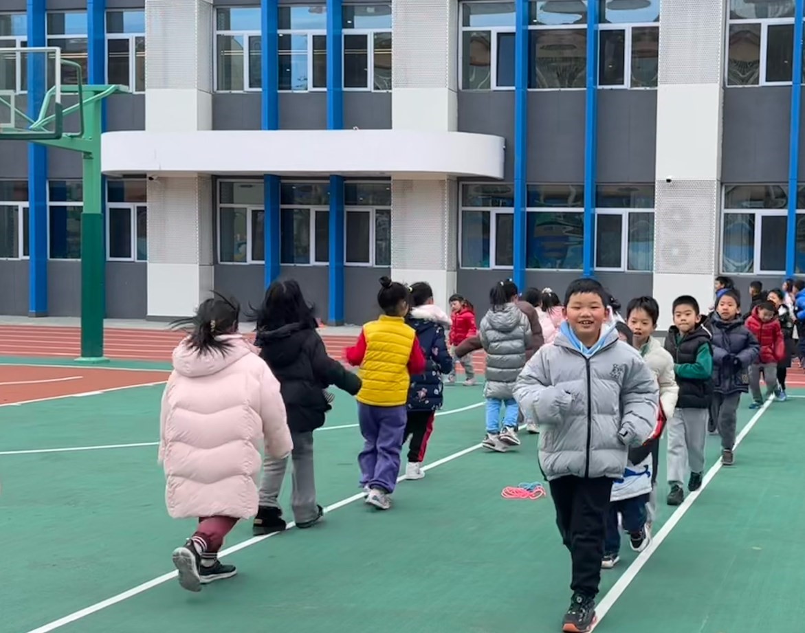 一年級的同學課間跑步 。學校供圖
