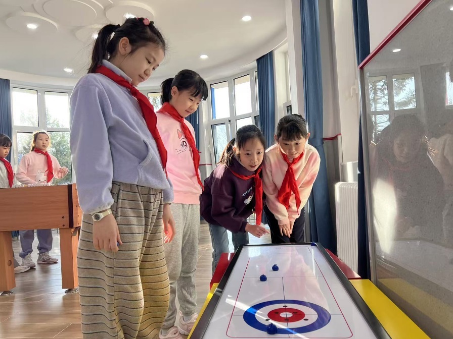 學生們在少先隊大廳進行課間活動。人民網(wǎng) 白炅攝