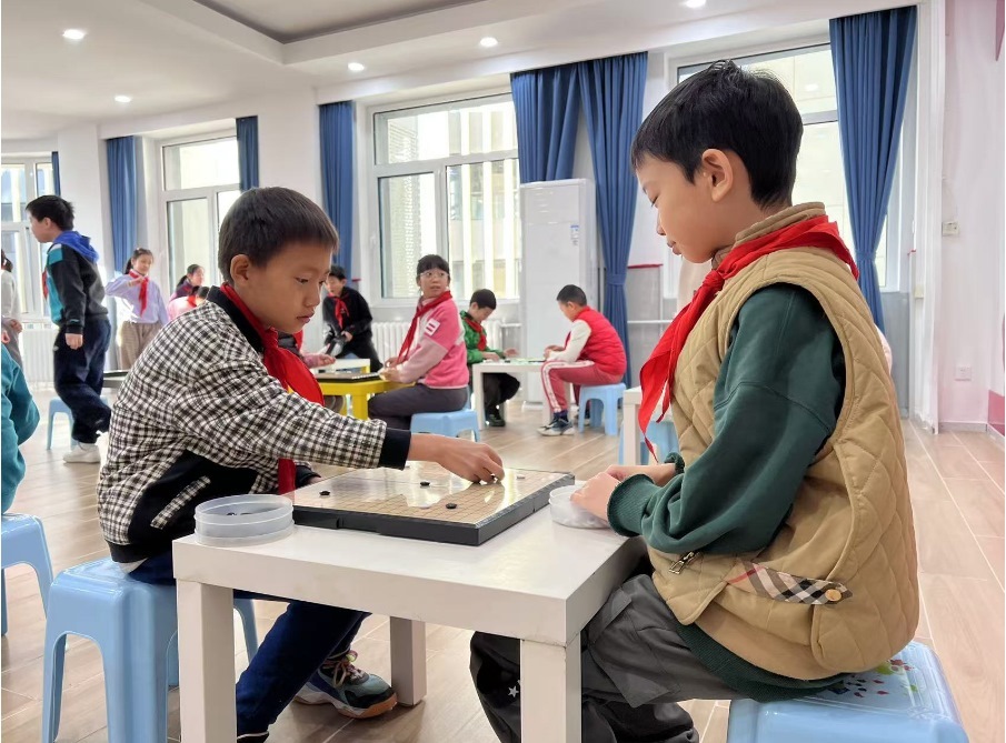 學生們在少先隊大廳下圍棋。人民網(wǎng) 白炅攝