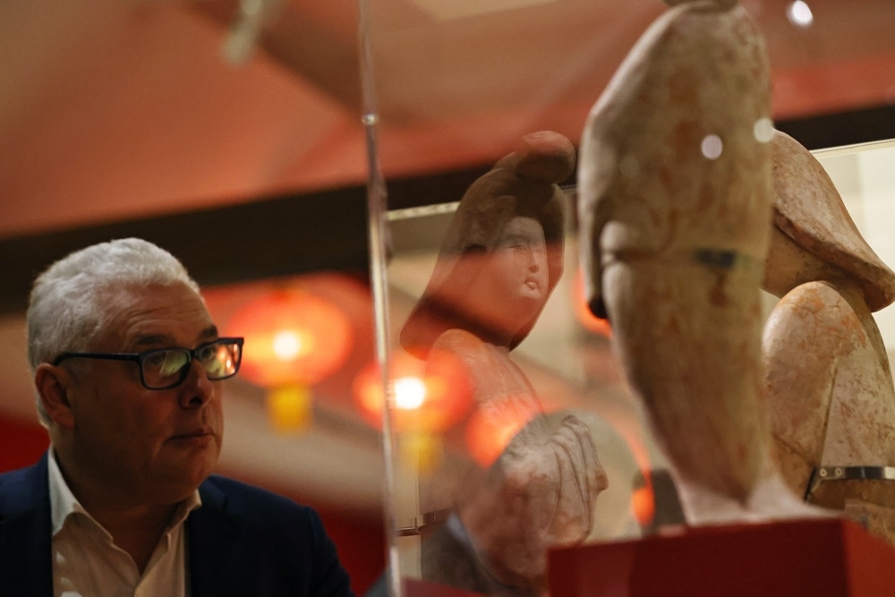 2024年11月18日，在位于法國(guó)巴黎的吉美國(guó)立亞洲藝術(shù)博物館，一名觀眾參觀“中國(guó)·唐——一個(gè)多元開(kāi)放的朝代（7至10世紀(jì)）”展覽。新華社記者 高靜 攝