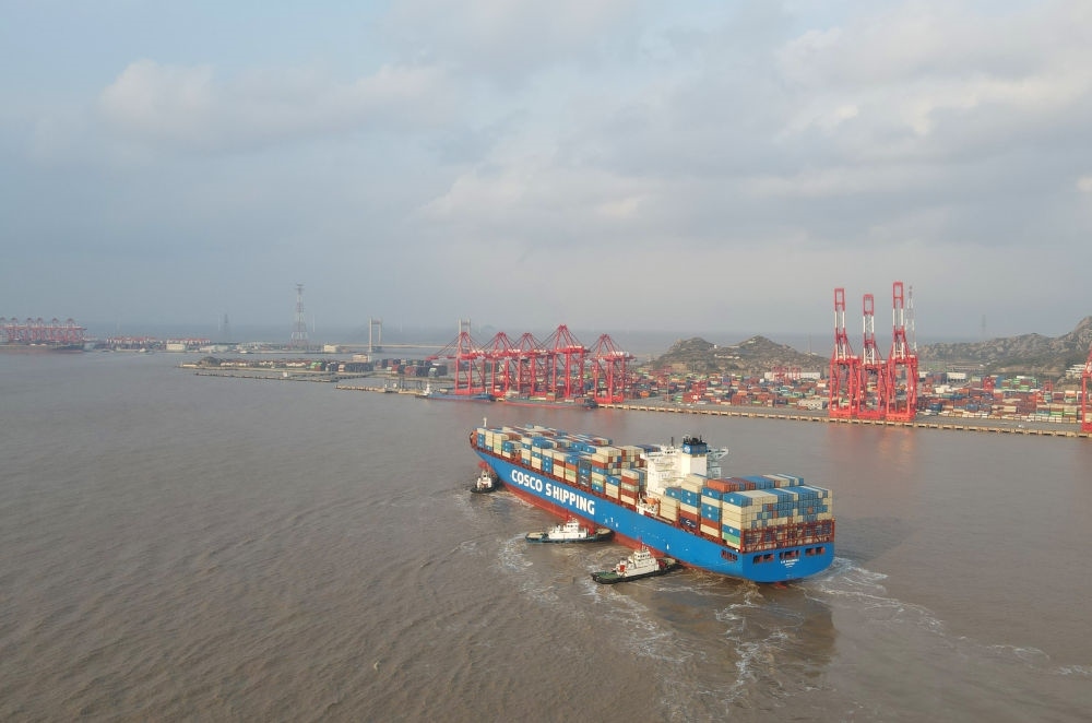 “新上海”輪抵達(dá)洋山港，這是自秘魯錢凱港開(kāi)港后首個(gè)“錢凱—上海”正式航次（2024年12月18日攝，無(wú)人機(jī)照片）。新華社記者 方喆 攝