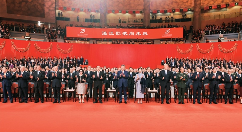 2024年12月19日晚，慶祝澳門(mén)回歸祖國(guó)25周年文藝晚會(huì)在澳門(mén)東亞運(yùn)動(dòng)會(huì)體育館舉行。中共中央總書(shū)記、國(guó)家主席、中央軍委主席習(xí)近平觀看演出。晚會(huì)最后，習(xí)近平同全場(chǎng)觀眾一起高唱《歌唱祖國(guó)》。 新華社記者 丁林/攝