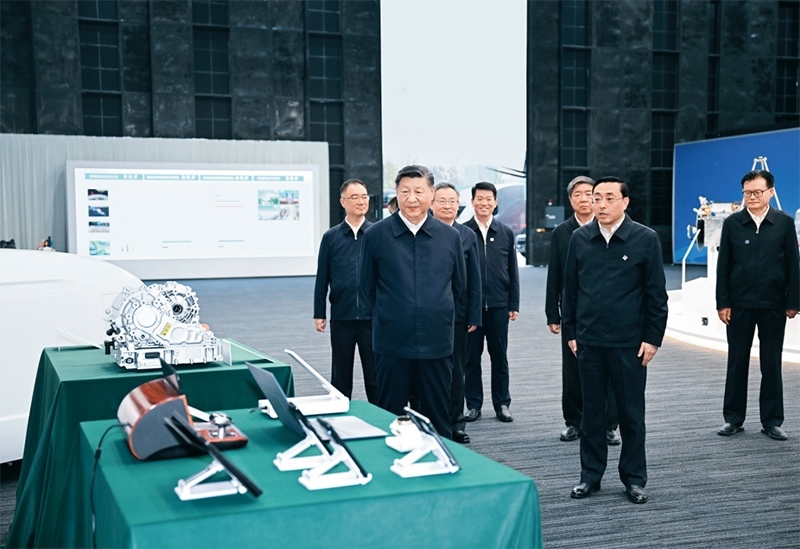 2024年10月17日至18日，中共中央總書(shū)記、國(guó)家主席、中央軍委主席習(xí)近平在安徽考察。這是17日下午，習(xí)近平在合肥濱湖科學(xué)城察看安徽省重大科技創(chuàng)新成果集中展示。 新華社記者 謝環(huán)馳/攝