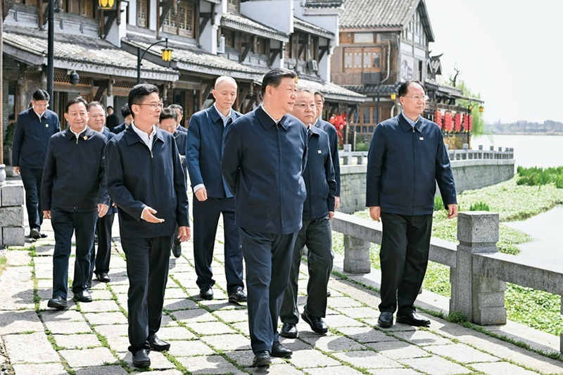 2024年3月18日至21日，中共中央總書(shū)記、國(guó)家主席、中央軍委主席習(xí)近平在湖南考察。這是19日上午，習(xí)近平在常德河街考察。 新華社記者 謝環(huán)馳/攝