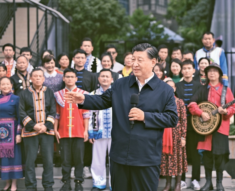 2023年12月14日至15日，中共中央總書(shū)記、國(guó)家主席、中央軍委主席習(xí)近平在廣西考察。這是14日上午，習(xí)近平在南寧市良慶區(qū)蟠龍社區(qū)考察時(shí)，同社區(qū)各族群眾親切交流。 新華社記者 燕雁/攝