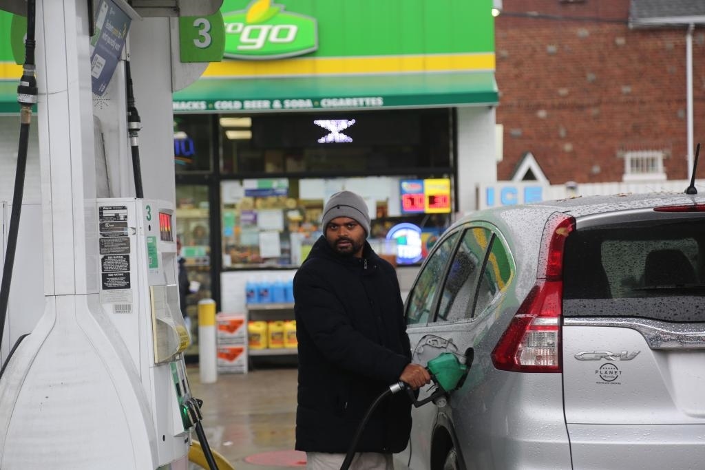 2024年12月11日，一名男子在美國紐約一處加油站加油。新華社記者劉亞南 攝