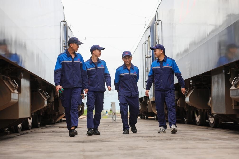 2024年9月9日，來(lái)自中國(guó)、老撾的師徒4人在中老鐵路萬(wàn)象運(yùn)營(yíng)管理中心的機(jī)車檢修庫(kù)內(nèi)。新華社發(fā)（楊永全攝）