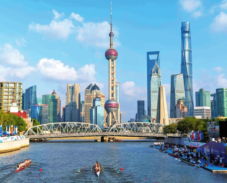 在蘇州河水域拍攝的 2024 上海賽艇公開(kāi)賽（2024 年 9 月 28 日攝）王翔攝 / 本刊