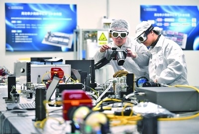 科研人員在中國科學院西安光學精密機械研究所阿秒科學與技術研究中心做實驗。新華社發(fā)