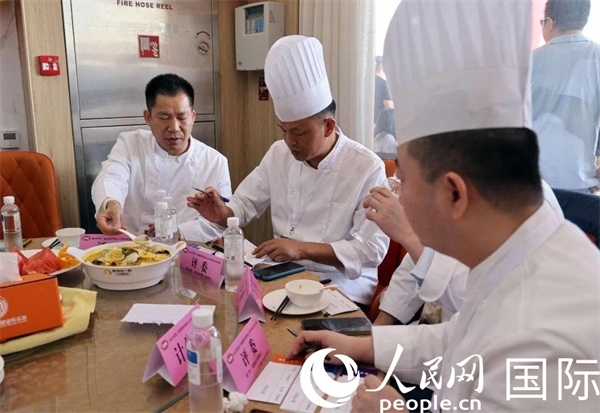 評(píng)委正在品嘗菜品并打分。人民網(wǎng)記者 管克江攝