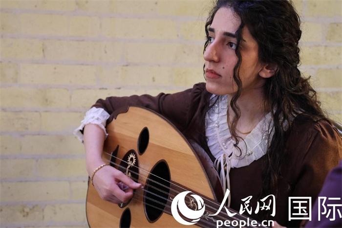 烏德琴女學(xué)員邁希恩。人民網(wǎng) 伊納斯·易卜拉欣攝