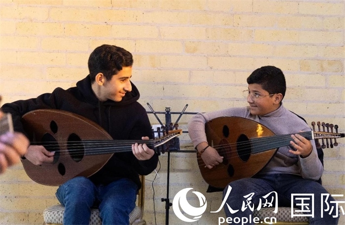 兩名年輕的烏德琴學(xué)員。人民網(wǎng) 伊納斯·易卜拉欣攝