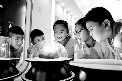 江西省南昌市青云客航天科創(chuàng)空間青少年科普館，孩子們?cè)谟^察光壓傳動(dòng)試驗(yàn)。鮑贛生攝/光明圖片
