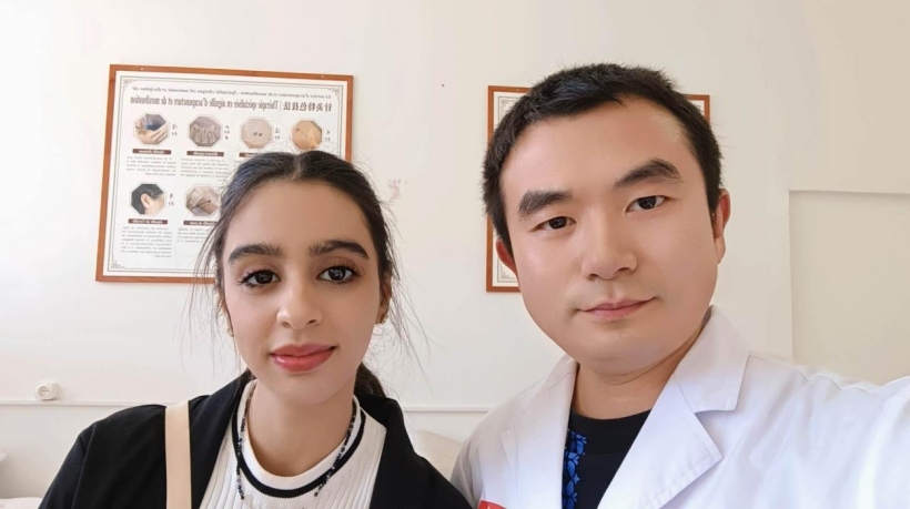 康復后的阿斯瑪與中國醫(yī)生梁敏。中國援阿爾及利亞醫(yī)療隊供圖