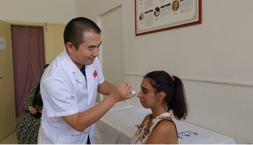 中國醫(yī)生為患者針灸治療。中國援阿爾及利亞醫(yī)療隊供圖