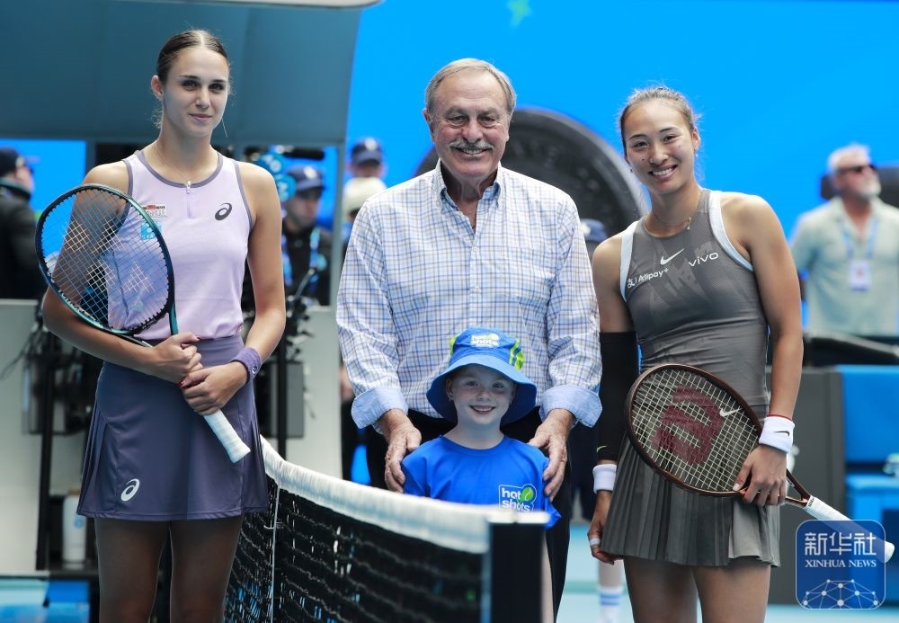 ↑鄭欽文（右）、托多尼（左）在比賽前與澳大利亞網(wǎng)球名將約翰·紐康姆合影。新華社記者 馬平 攝
