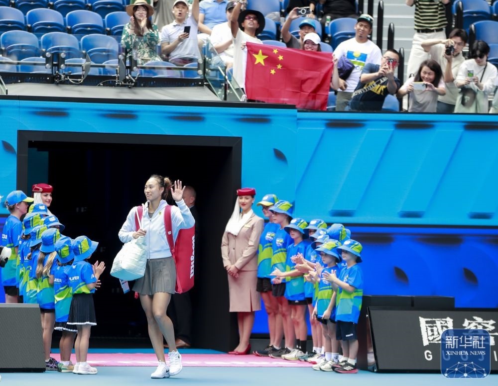 ↑鄭欽文在比賽前入場(chǎng)。新華社記者 馬平 攝