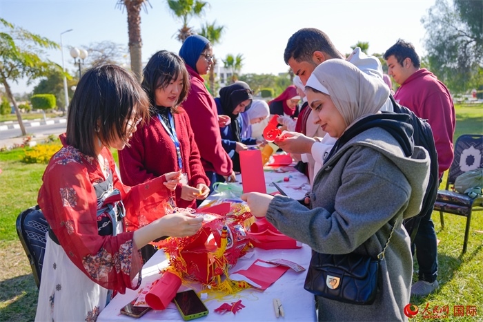 學(xué)生們踴躍參與中國文化體驗(yàn)活動(dòng)。人民網(wǎng) 塔里克·易卜拉欣攝