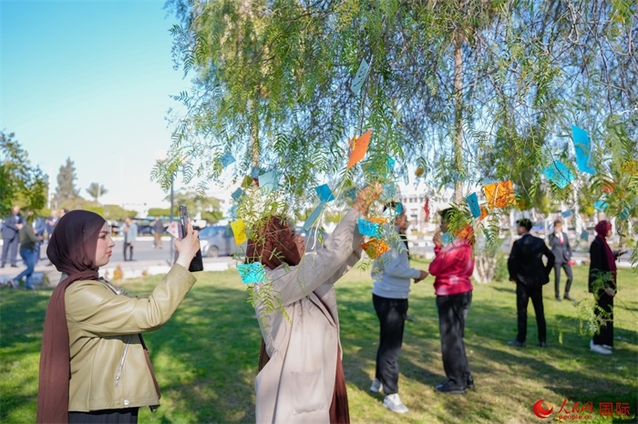 學(xué)生們踴躍參與中國文化體驗(yàn)活動(dòng)。人民網(wǎng) 塔里克·易卜拉欣攝