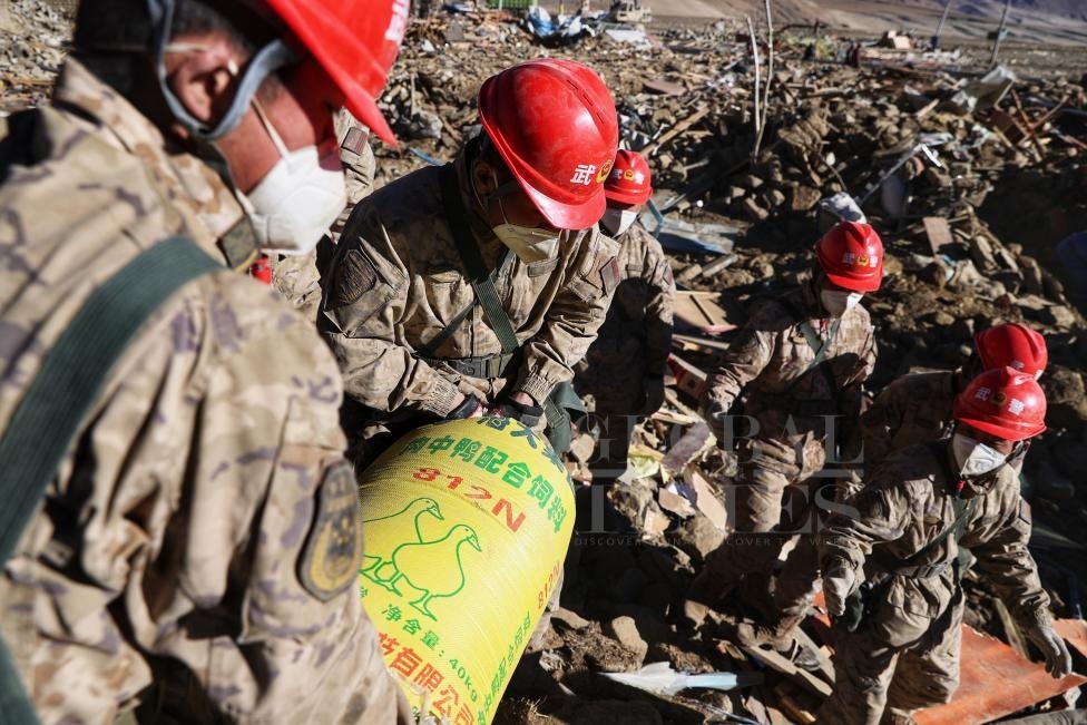1月10日，定日縣長所鄉(xiāng)古榮村，武警官兵幫助受災(zāi)群眾整理廢墟，搶救被掩埋的物資。環(huán)球時(shí)報(bào)記者崔萌攝