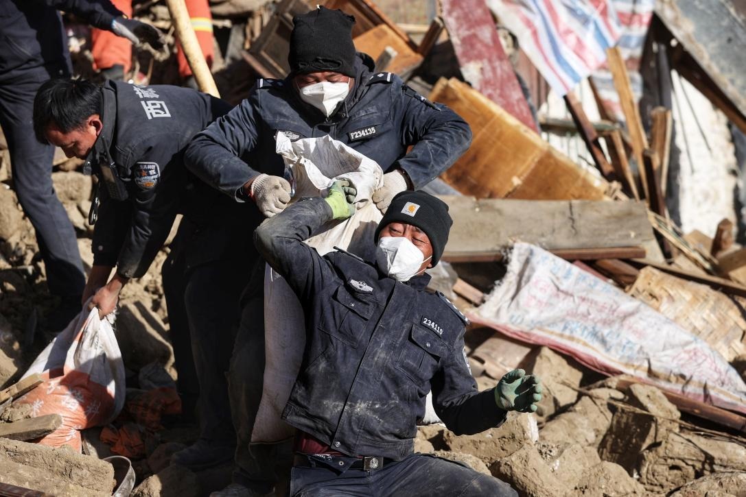 1月9日，定日縣長所鄉(xiāng)古榮村，日喀則市公安局民警協(xié)助受災(zāi)群眾清理廢墟。 環(huán)球時(shí)報(bào)記者 崔萌攝