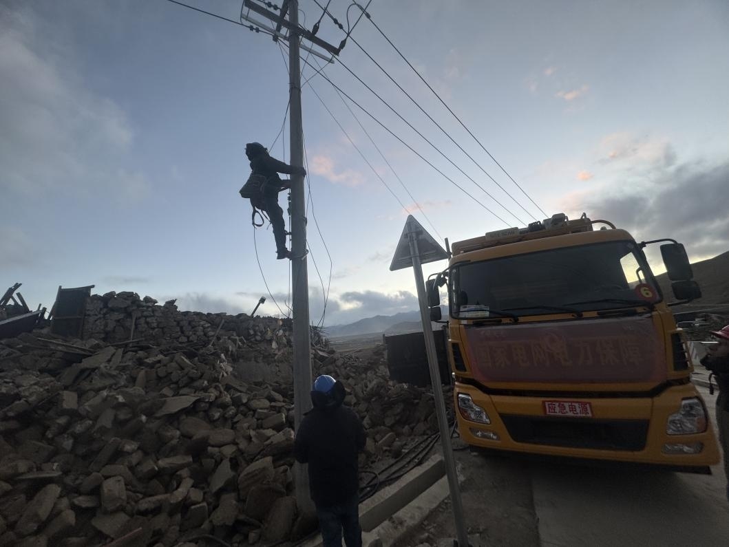 1月10日，定日縣長所鄉(xiāng)，國家電網(wǎng)西藏電力員工正在搶修災(zāi)區(qū)受損線路。人民日報(bào)記者宋豪新攝