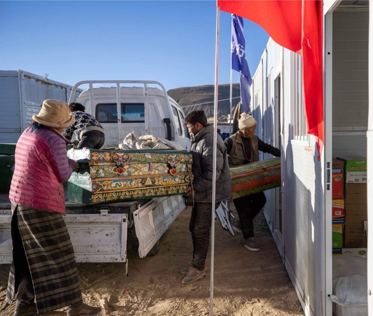 1月11日，西藏定日縣曲洛鄉(xiāng)措昂村，首批入住活動板房的村民正在搬運(yùn)物品，為入住做準(zhǔn)備。人民日報(bào)記者張武軍攝
