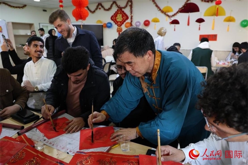 寫福字。人民網(wǎng)伊納斯·易卜拉欣攝