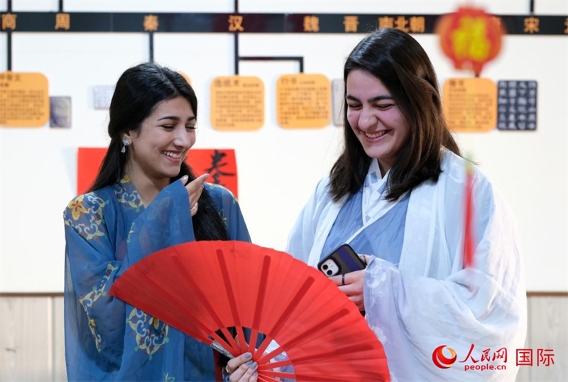 兩名參加活動的學(xué)生。人民網(wǎng)伊納斯·易卜拉欣攝