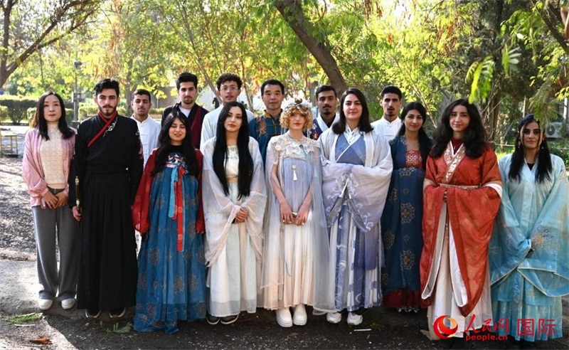 部分參加活動的師生合影。人民網(wǎng)伊納斯·易卜拉欣攝