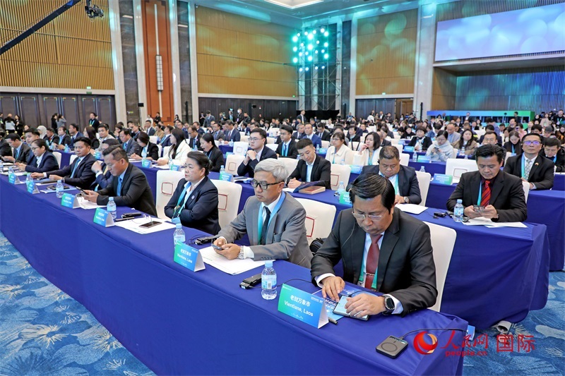 這是1月16日在南寧國(guó)際會(huì)展中心拍攝的“世界市長(zhǎng)對(duì)話(huà)·南寧”活動(dòng)現(xiàn)場(chǎng)。人民網(wǎng)記者 趙益普攝