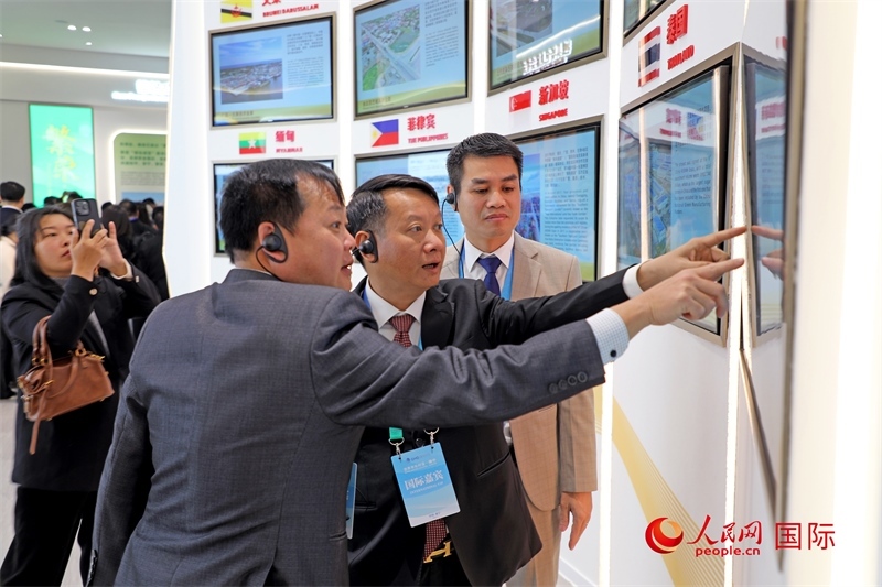 越南參會(huì)代表在南寧國(guó)際會(huì)展中心參觀(guān)。人民網(wǎng)記者 趙益普攝