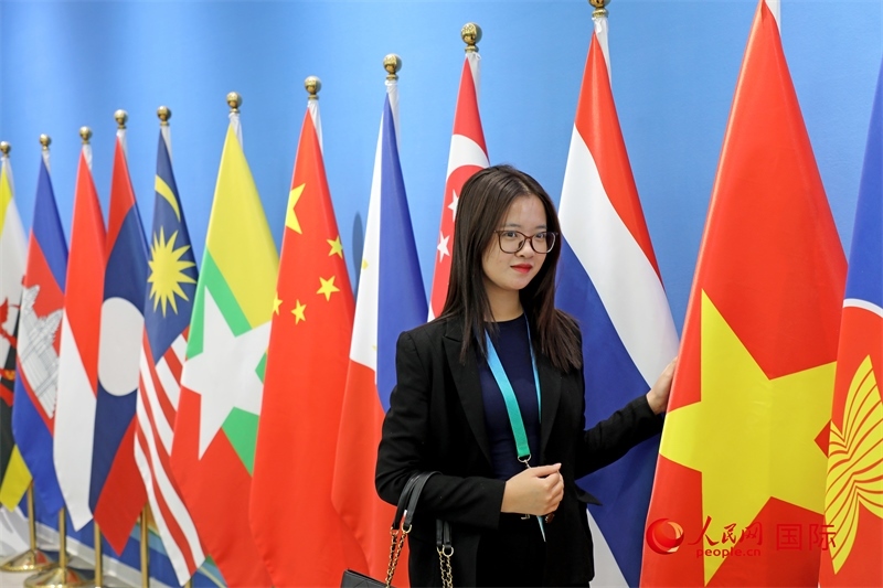 越南芒街市參會(huì)代表在南寧國(guó)際會(huì)展中心參觀(guān)。人民網(wǎng)記者 趙益普攝